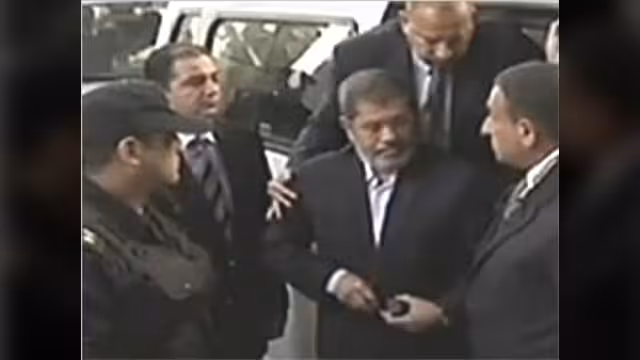 مصر: مرسي يتحدى القضاة ومحاكمته تتأجل إلى يناير