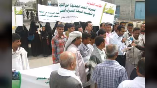 الحديدة: وقفة احتجاجية للمطالبة بإنهاء كارثة الصرف الصحي