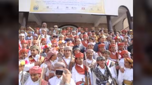 صنعاء: شرطة المنشآت تحتفي بالعرس الجماعي الأول لـ100 من منتسبيها