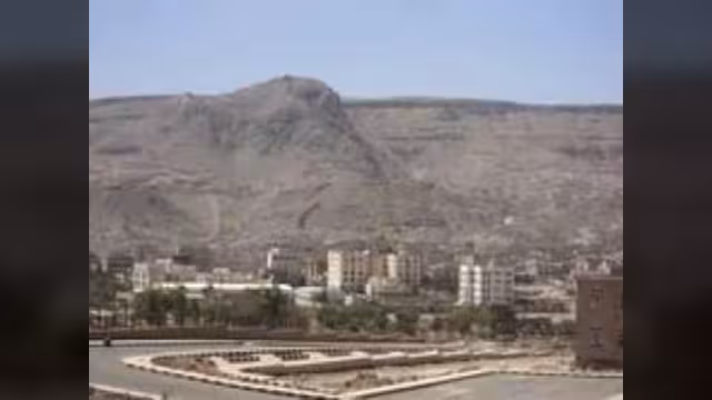 كسارة الموت بحي المنتزهات بمديرية معين تهدد سكان صنعاء بكارثة بيئية