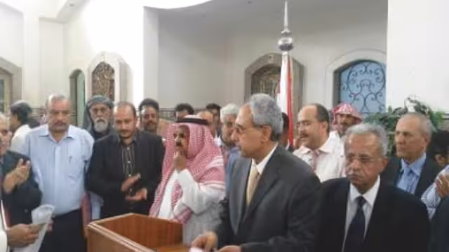 قيادات وموظفي قنصلية جدة يقفون دقيقة حداد على أرواح شهداء مستشفى العرضي