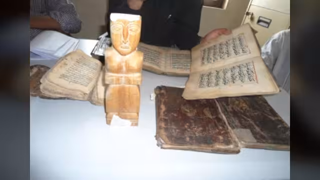 ضبط شخص بحوزته تماثيل ومخطوطات أثرية بأحدى النقاط الأمنية بالحديدة (صورة)