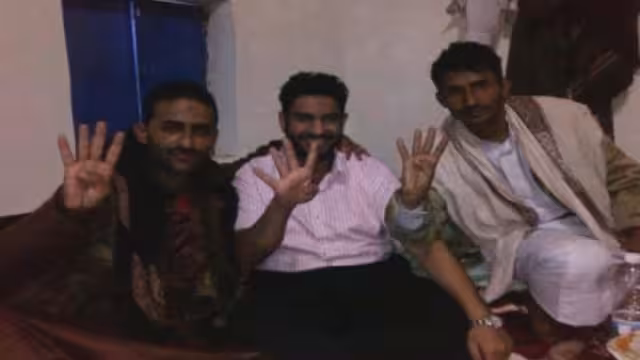 المختطف محمد منير أحمد هائل يرفع شعار رابعة عقب الافراج عنه (صورة)