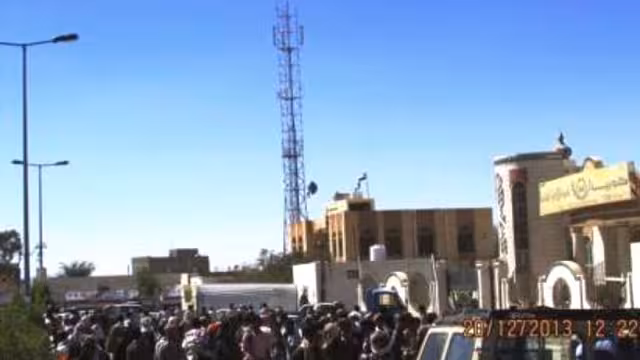 قتيل و11 جريحا في اشتباكات الأمن ومسلحين في شبوة ولحج وشلل بالنشاط