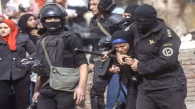 مظاهرات متواصلة بمصر وحبس المتحدث السابق للرئاسة