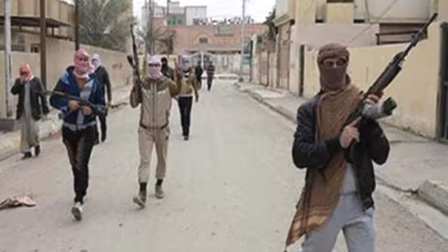 نزوح الآلاف المدنيين العراقيين في الفلوجة والرمادي اثر القصف الجوي والمدفعي