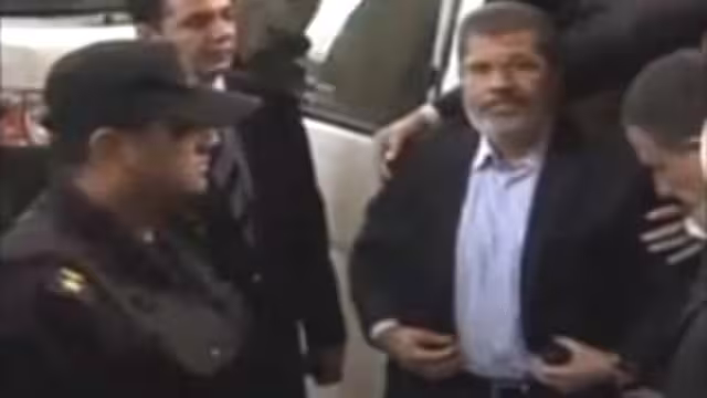 تساؤلات بشأن تغييب مرسي عن محاكمته
