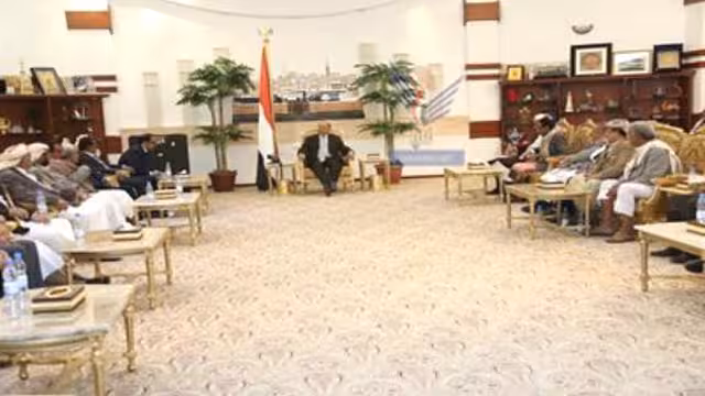 الرئيس هادي يستقبل عدداً من مشايخ الجوف ومأرب والبيضاء ويتحدث عن الدولة الاتحادية