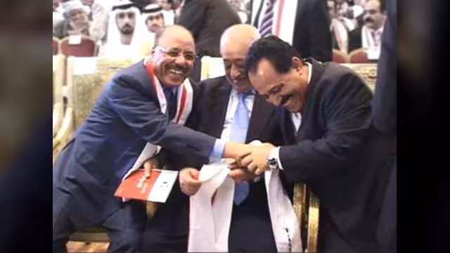 ملاطفة بين علي محسن ويحيى الراعي تعكس قدرة اليمنيين على فتح صفحة جديدة (صورة)