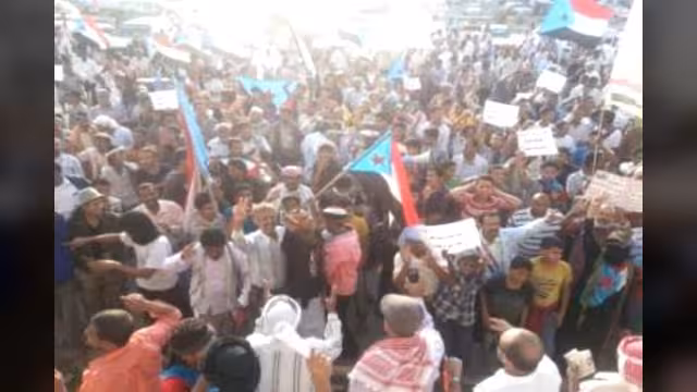 عدن: احتجاجات ترفض نتائج مؤتمر الحوار وتحذر من المؤامرة بتقسيم الجنوب