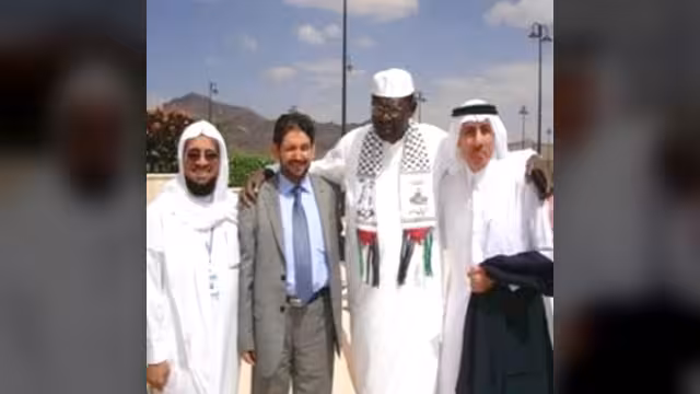 أخ غير شقيق لأوباما يظهر في اليمن بوشاح مناصر لفلسطين