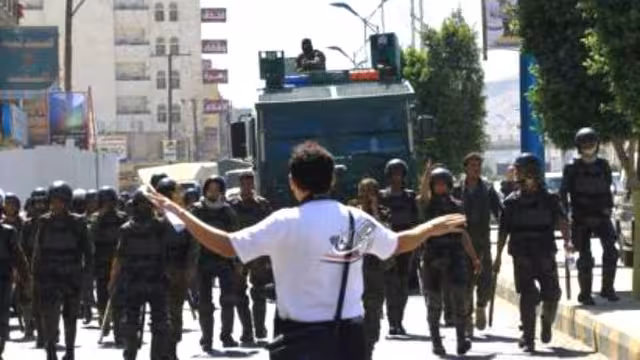 قمع مسيرة سلمية قرب منزل الرئيس.. وناشط: هادي يتحول إلى ديكتاتور مرعب