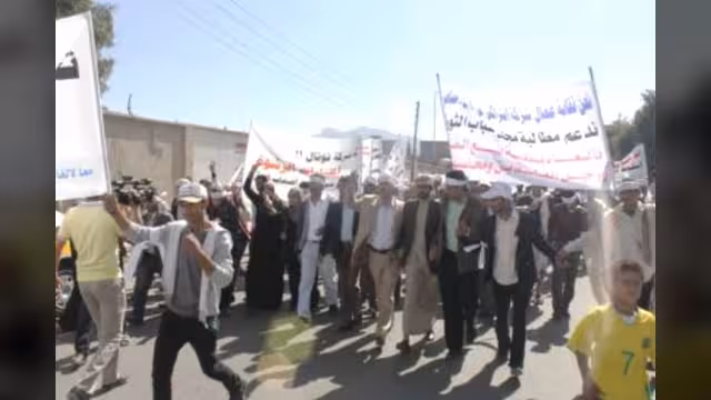مظاهرة في صنعاء ضد اتفاقية الغاز وكرمان تدعو لثورة ضد الفساد