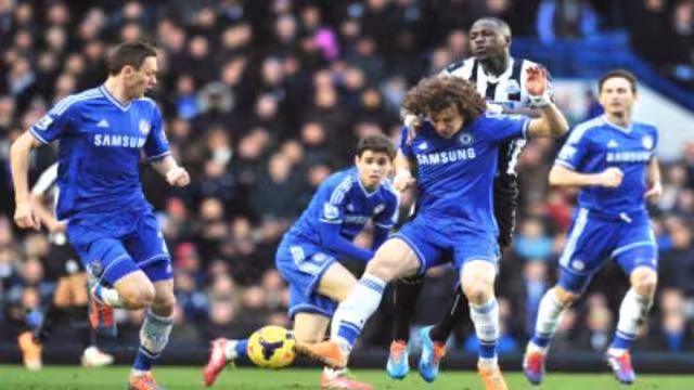 تشيلسي يفوز بثلاثية ويعتلي صدارة الدوري الإنجليزي