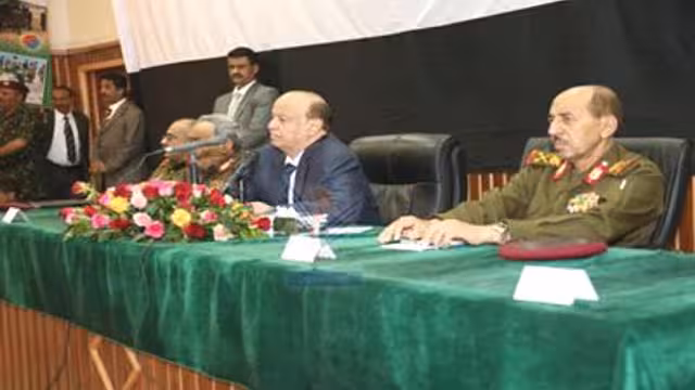 الرئيس هادي يزور قيادة قوات الاحتياط ويقول إن الأقاليم ستنجح نجاحاً باهراً