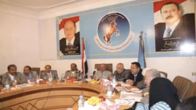 المؤتمر يجتمع برئاسة صالح ويؤكد دعمه مخرجات الحوار بإطار الوحدة والجمهورية