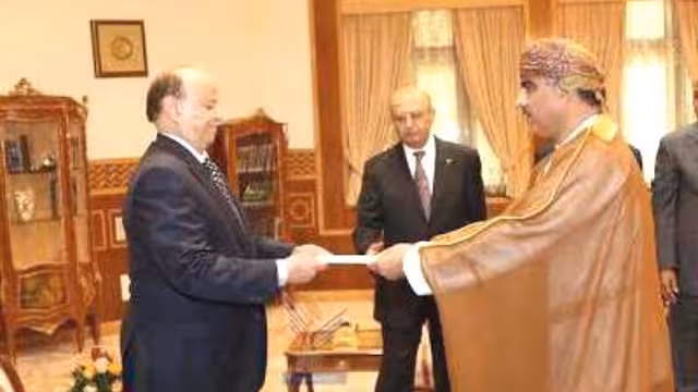 الرئيس هادي يتسلم أوراق اعتماد عدد من السفراء الجدد لدى اليمن