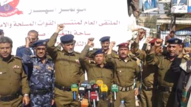 ضباط أغلبهم من منتسبي الداخلية ينضمون لاعتصام الحوثيين بساحة التغيير ويطالبون بإسقاط الحكومة