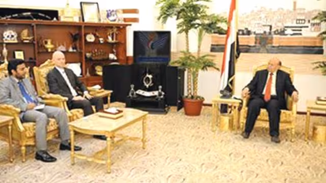 الرئيس هادي يستقبل مسؤولاً كندياً ويدعو شركات بلاده للعودة للاستثمار في اليمن