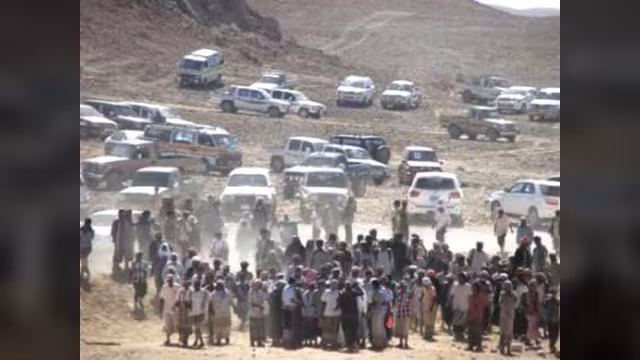 الرئيس هادي يهجّر حلف قبائل حضرموت بمليار ريال و200 بندق و20 سيارة
