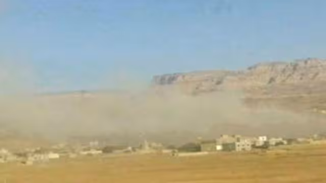 الحوثيون ينهبون أثاث دار القرآن الكريم بقرية الصرم بهمدان قبل تفجيره (فيديو)