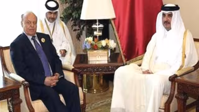 الرئيس هادي يلتقي أمير دولة قطر على هامش القمة العربية بالكويت