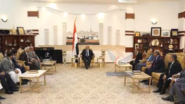 الرئيس هادي يستقبل رجال أعمال ويشير لبعض مميزات الصيغة الاتحادية