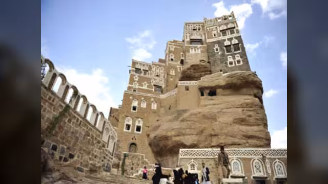“دار الحجر” اليمني .. قصر أثري منحوت على قمة صخرة تنقصه الخدمات