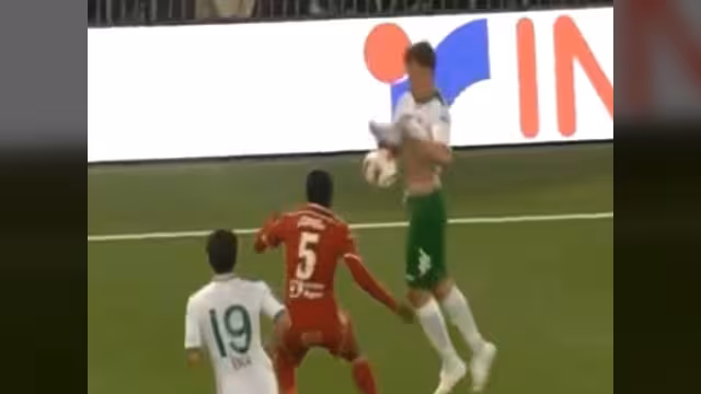 فيديو.. لاعب يخفي الكرة تحت قميصه ليراوغ منافسه