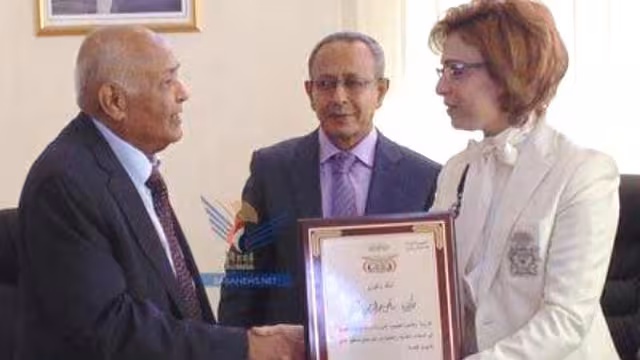 رئيس الوزراء يكرم العالمة اليمنية مناهل ثابت بمقر القنصلية في دبي