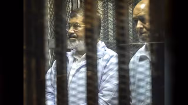 مرسي يرى "الانقلاب زائلاً" وأعصاب قاضيه"في الثلاجة"