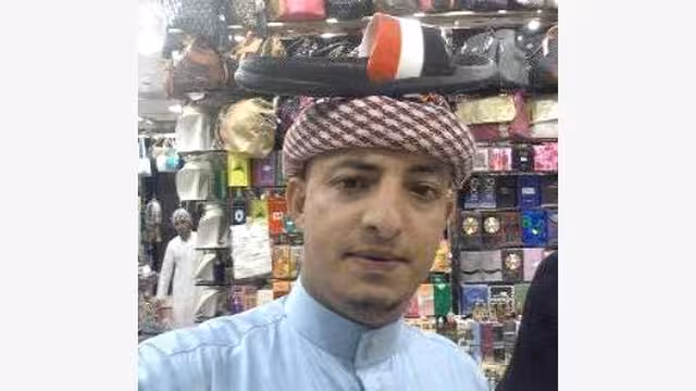 مغترب يمني يصادف حذاءً بألوان العلم الوطني ويرفعه أعلى رأسه
