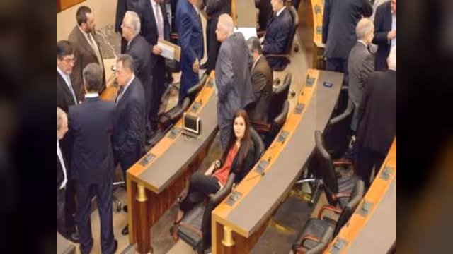 انتخاب الرئيس اللبناني مؤجل... ولا مبادرات لبري وجنبلاط