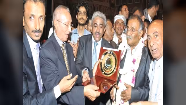 الرئيس يمنح وسام الوحدة لعدد من الأدباء ورواد الإعلام