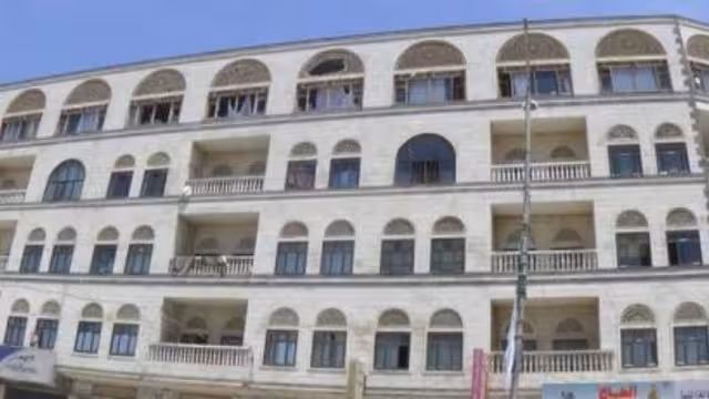 مسلحو الحوثي يقصفون مقر الإصلاح في عمران ومنازل مواطنين