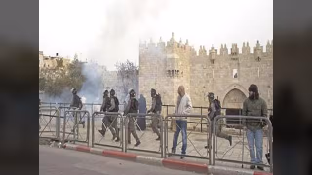 جنود الاحتلال يشتبكون مع مصلين بالحرم القدسي