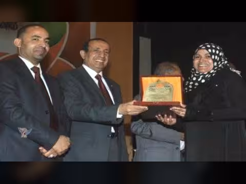 صافر تكرم عمالها وتطالب بدعم صمودها بوجه التعقيدات