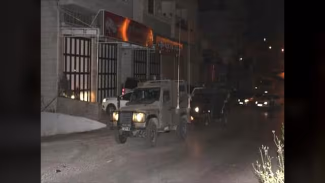 إسرائيل تكثّف الاعتقالات بالضفة وتقصف غزة
