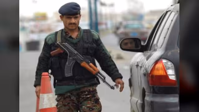 الحوثيون يحشدون حول صنعاء.. ومؤشرات انقسام بين الدفاع والداخلية