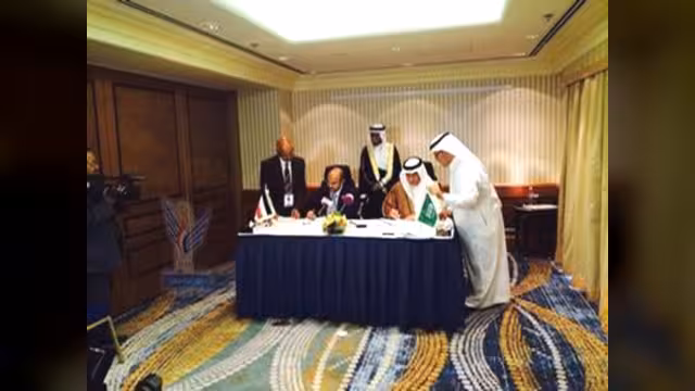 اليمن والسعودية توقعان مذكرات تفاهم لتمويل مشاريع إنمائية بـ131مليون دولار