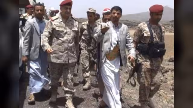 وزير الدفاع يزور همدان ويلتقي قائد الحوثيين الميداني أبوعلي الحاكم