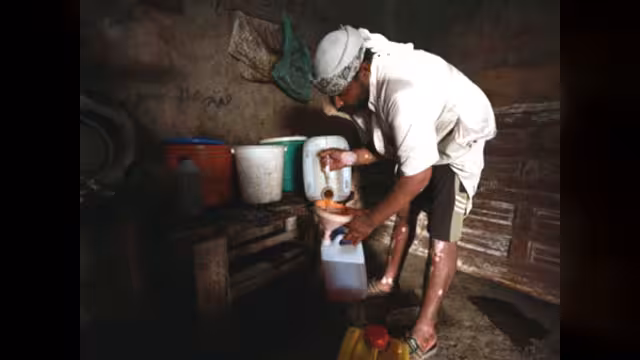 معاصر زيت السمسم التقليدية في اليمن تقاوم زحف التكنولوجيا
