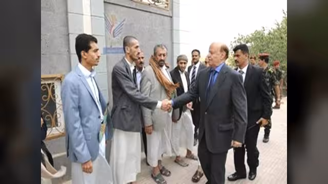 الرئيس هادي يقدم العزاء لأسرة الشهيد العميد الركن حميد القشيبي