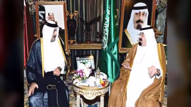 أمير قطر بضيافة الملك السعودي: الوضع في اليمن وغزة والعلاقات الخليجية