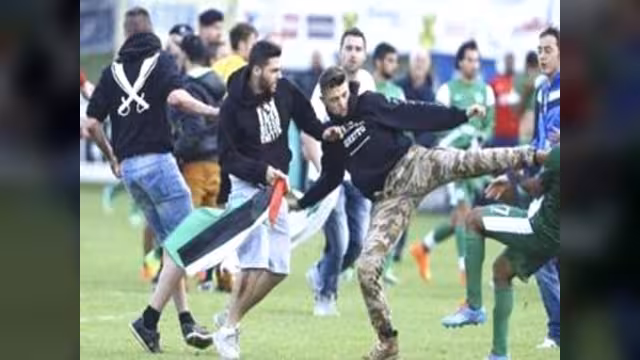بالفيديو.. علقة ساخنة للاعبي فريق إسرائيلي بسبب الحرب على غزة