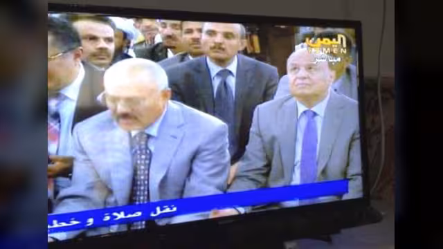 لقاء تاريخي: صلاة العيد تجمع هادي وصالح ومحسن (صورة)