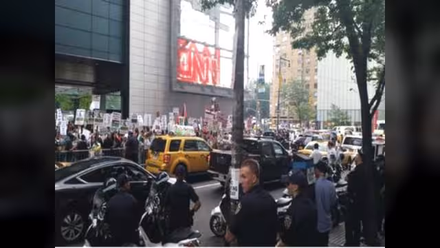 متظاهرون أمام CNN و BBC: أوقفوا أكاذيبكم