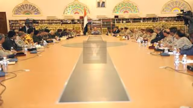 الرئيس هادي يوجه القيادات العسكرية والأمنية برفع الجاهزية لمواجهة الاحتمالات