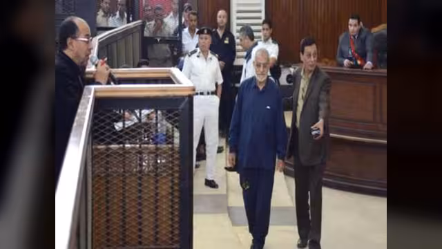 محكمة مصرية تقضي بالمؤبد على المرشد وقيادات للإخوان