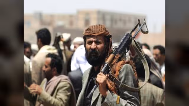 الحوثيون يتظاهرون بقطع الشوارع في صنعاء